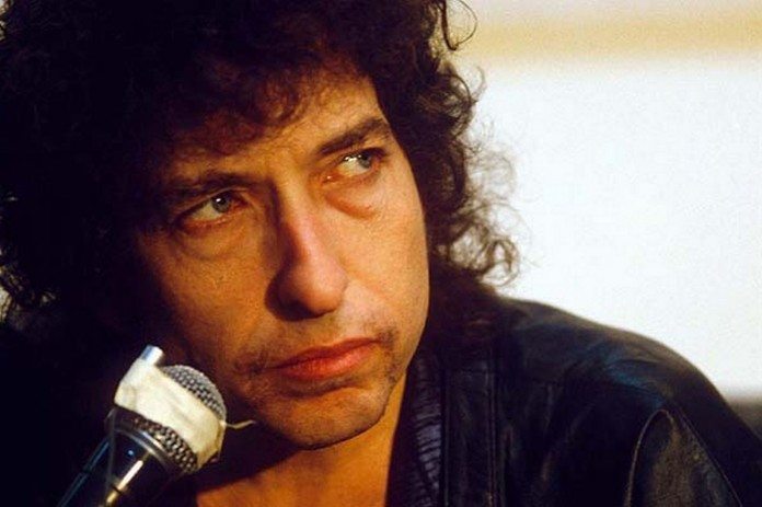 Bob Dylan con micro