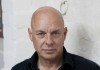 Brian Eno en una pared blanca