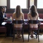 Mark Oliver Everett sentado con dos chicas desnudas