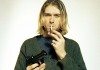 Kurt Cobain posa con un cigarro y una pistola