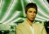 Noel Gallagher con fondo verde