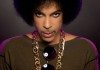 Prince con el pelo cardado y cadena de oro.