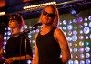 Macaulay Culkin con gafas de sol en directo con The Pizza Underground