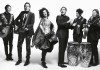 Arcade Fire tocando en una foto promocional en blanco y negro