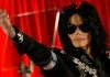 Michael Jackson con gafas de sol y un telón rojo en 2009