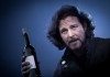Eddie Vedder con una botella de vino