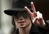 Michael Jackson con gafas y sombrero haciendo el símbolo de la paz