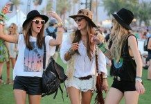 Chicas riendo en un festival