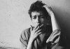 Bob Dylan fumando en sus primeros años de carrera