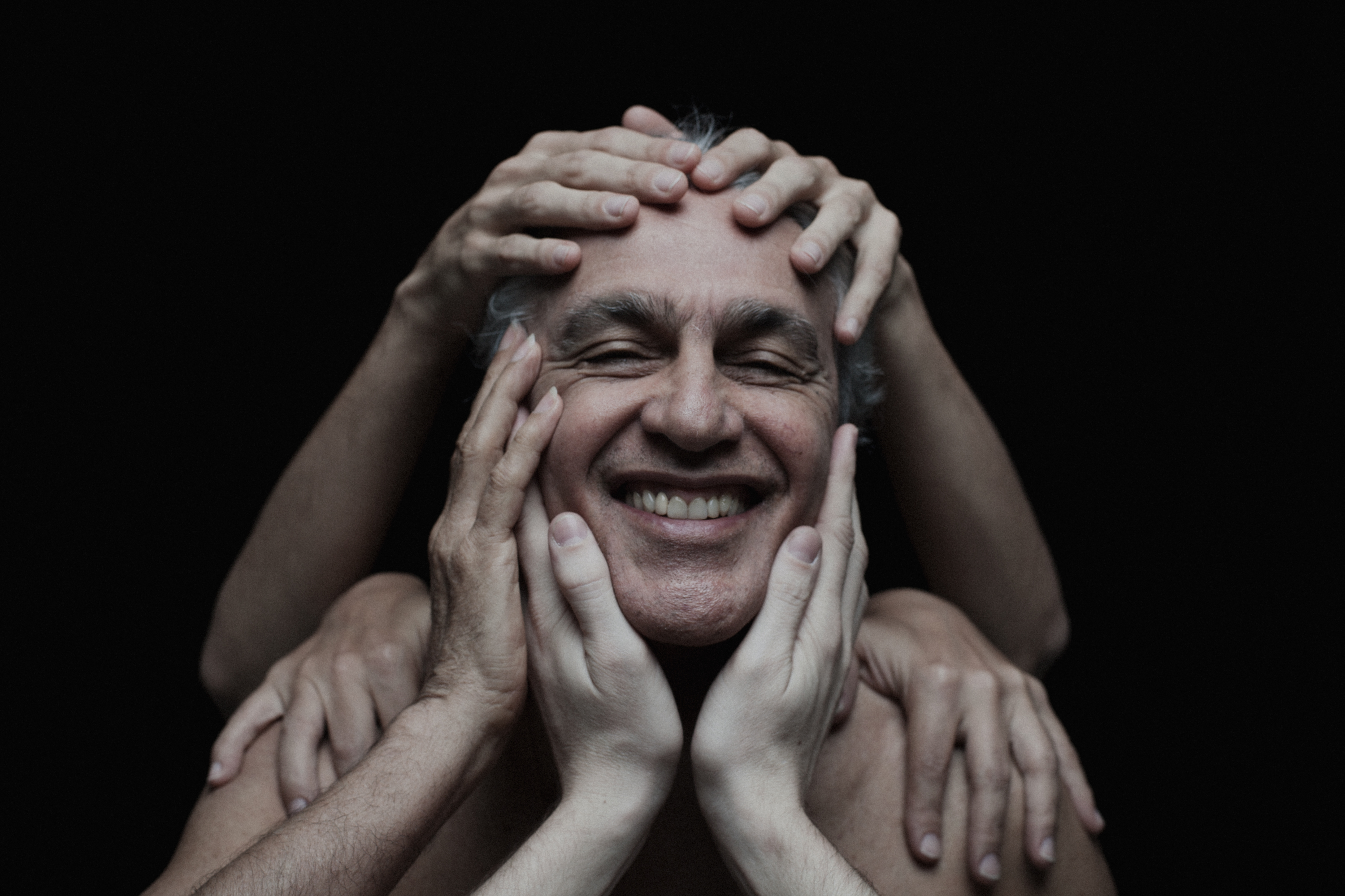 Caetano Veloso rodeado de manos