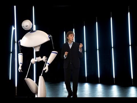 Paul McCartney y un robot