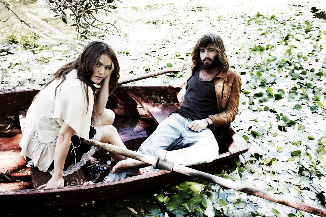 Julia Stone y Angus Stone montados en un bote sobre un lago.