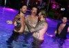 Dave Grohl, Jesse Hughes y Brent Hinds en una piscina