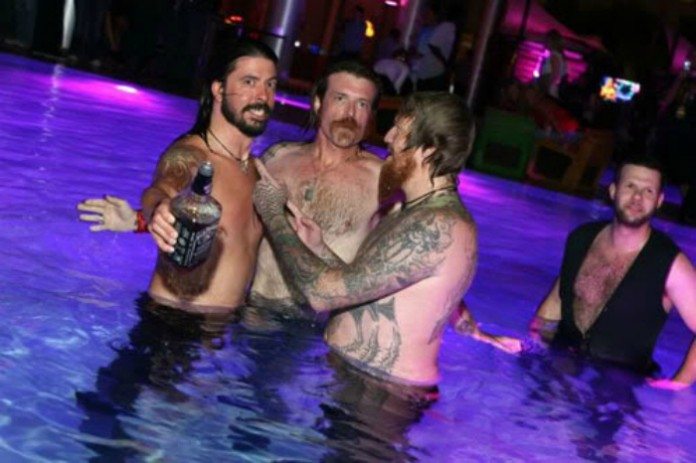 Dave Grohl, Jesse Hughes y Brent Hinds en una piscina