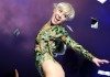 Miley Cyrus en concierto con billetes en el aire