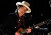 Bob Dylan en directo tocando la guitarra