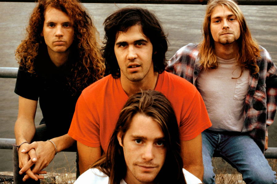 Kurt Cobain encima de la batería en un concierto de Nirvana