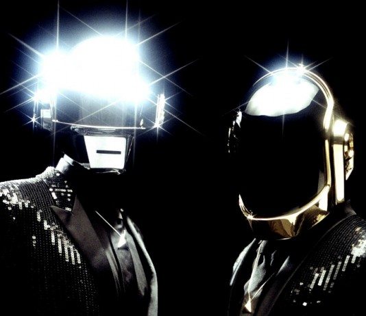 Daft Punk en un fondo negro con reflejos en el casco