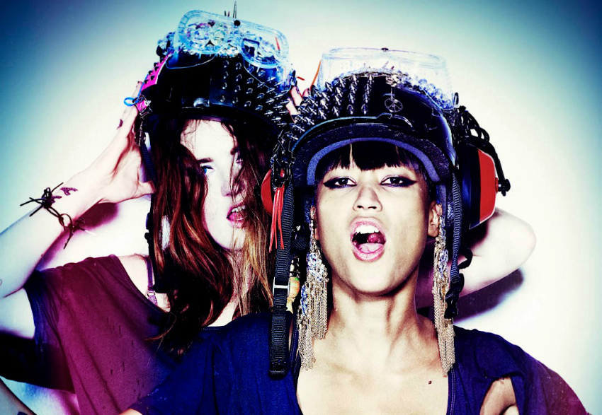Icona Pop con cascos y auriculares
