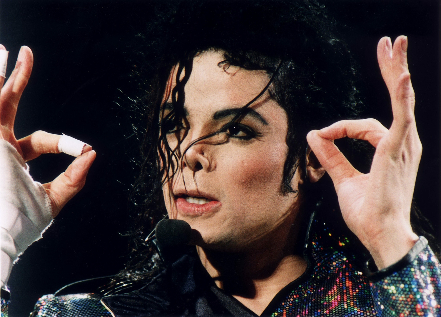Michael Jackson con chaqueta brillante
