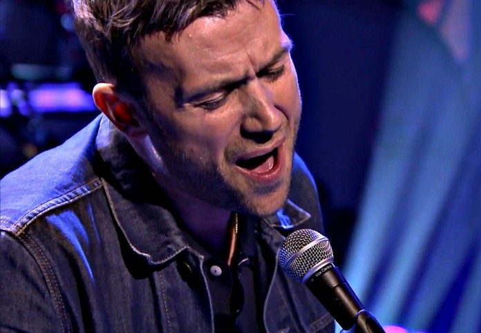 Damon Albarn cantando en directo en el programa de Jimmy Fallon.