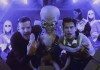 Klaxons con un alien en el videoclip de 'Show Me a Miracle'