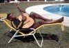 Pelé tocando la guitarra en una hamaca al lado de una piscina