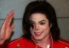 Michael Jackson saludando con una chaqueta roja