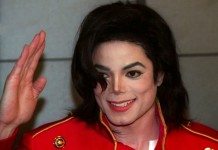 Michael Jackson saludando con una chaqueta roja