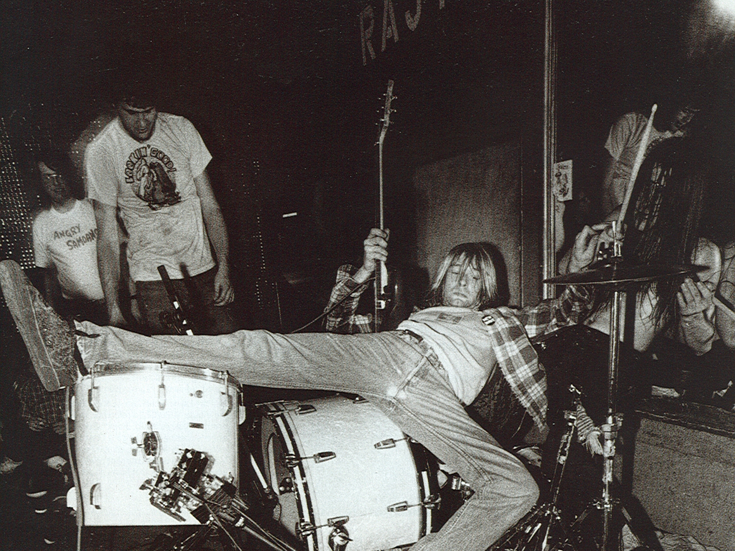 Kurt Cobain encima de la batería en un concierto de Nirvana