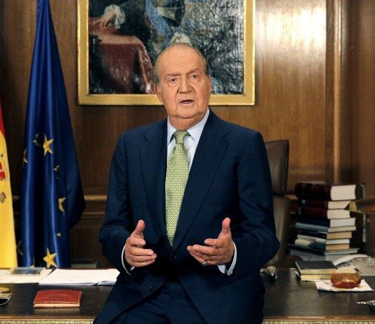 El Rey Juan Carlos I dando el mensaje de Navidad en su despacho.