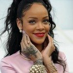 Rihanna posando con las manos en la cara.