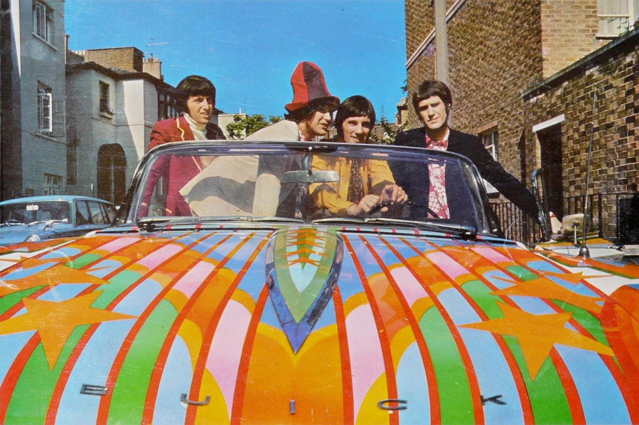 The Kinks en coche de colores