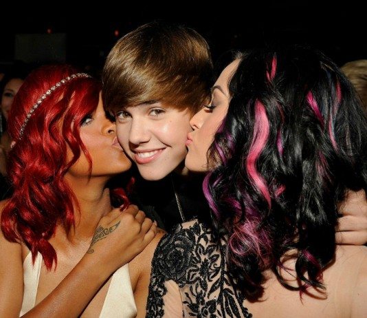 Rihanna y Katy Perry besando a Justin Bieber