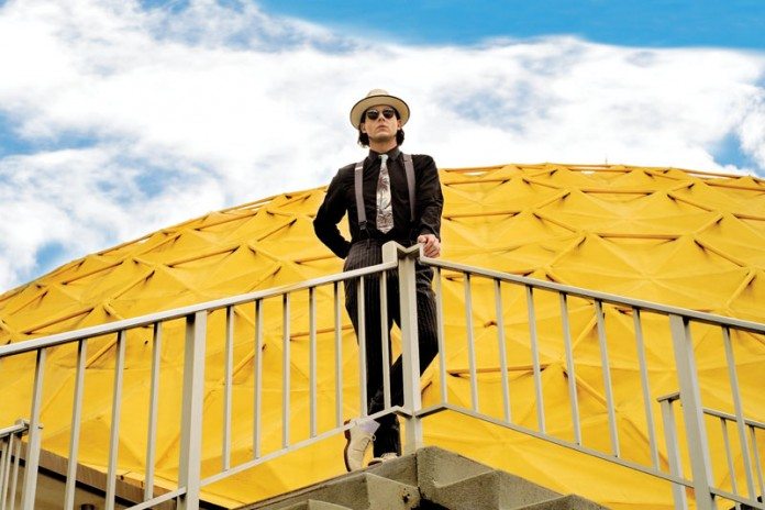 Jack White en una escaleras delante de una cúpula amarilla