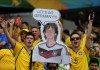 Aficionados de Brasil con un cartel de Mick Jagger con la camiseta de Alemania