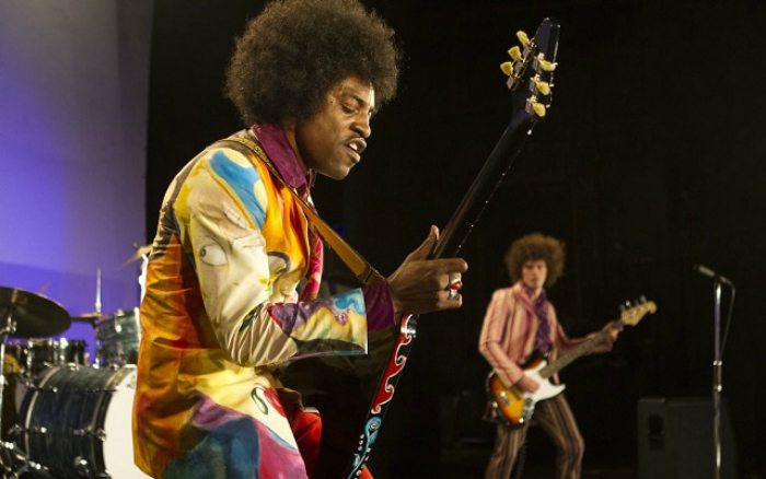 André 3000como Jimi Hendrix tocando en 'All Is by My Side'