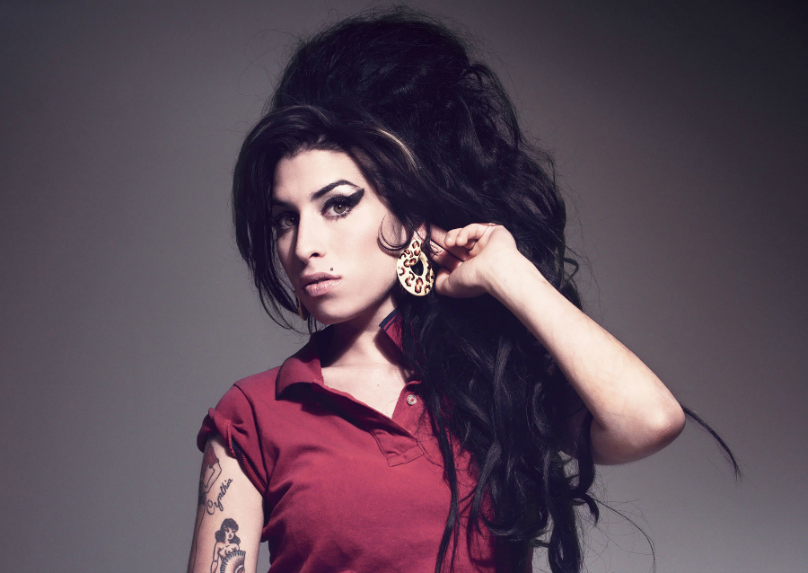Amy Winehouse con un polo rojo y pendientes de leopardo