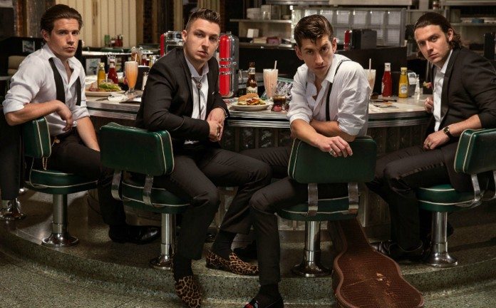 Arctic Monkeys de traje en la barra de un dinner