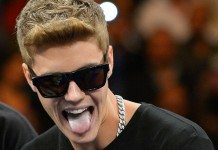 Justin Bieber con la lengua fuera y gafas de sol