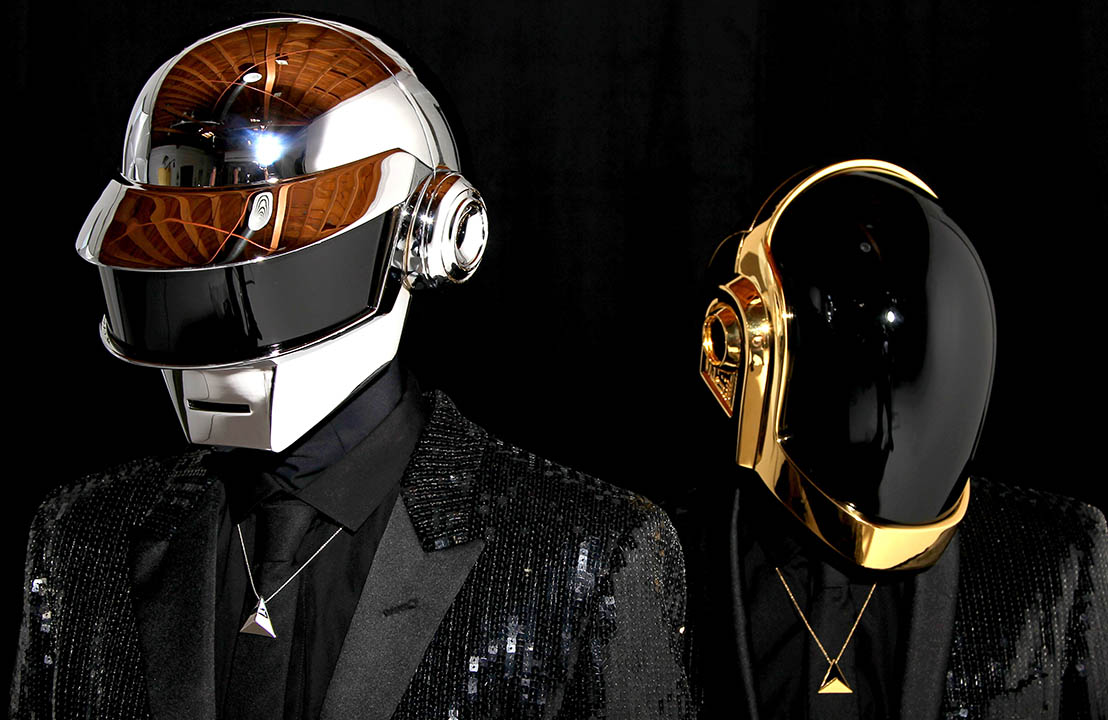Daft Punk con reflejo en los cascos