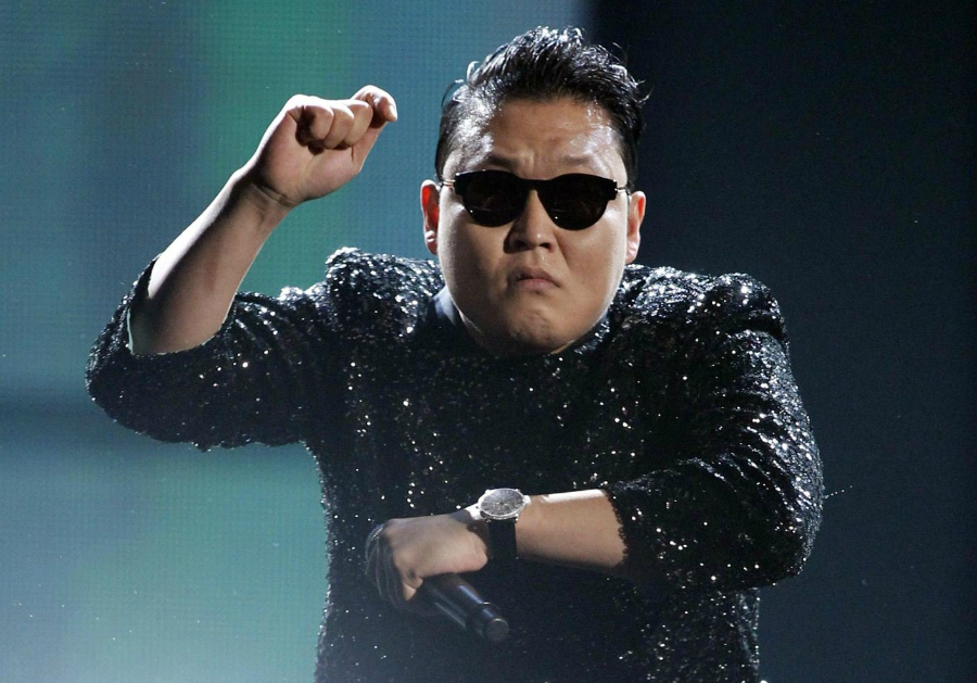 PSY bailando el 'Gangnam Style' en directo con gafas de sol