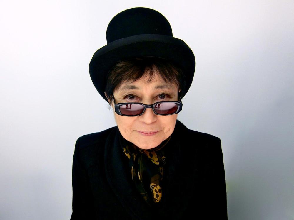 Yoko Ono con gafas y sombrero
