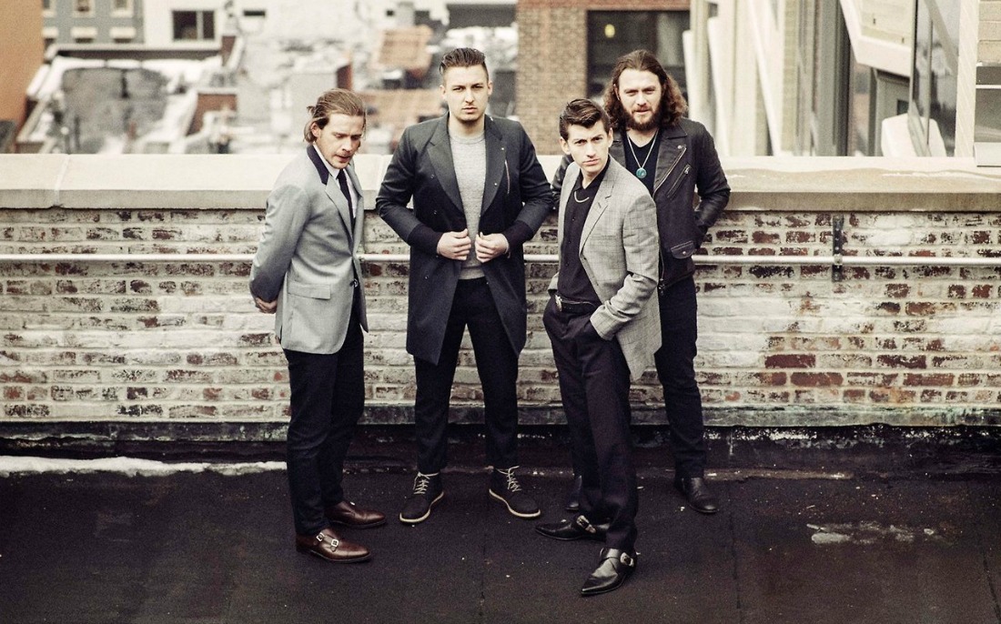 Arctic Monkeys posando desde una azotea.