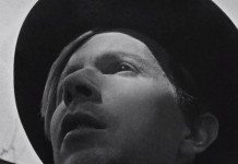 Beck en el videoclip de 'Heart Is a Drum'