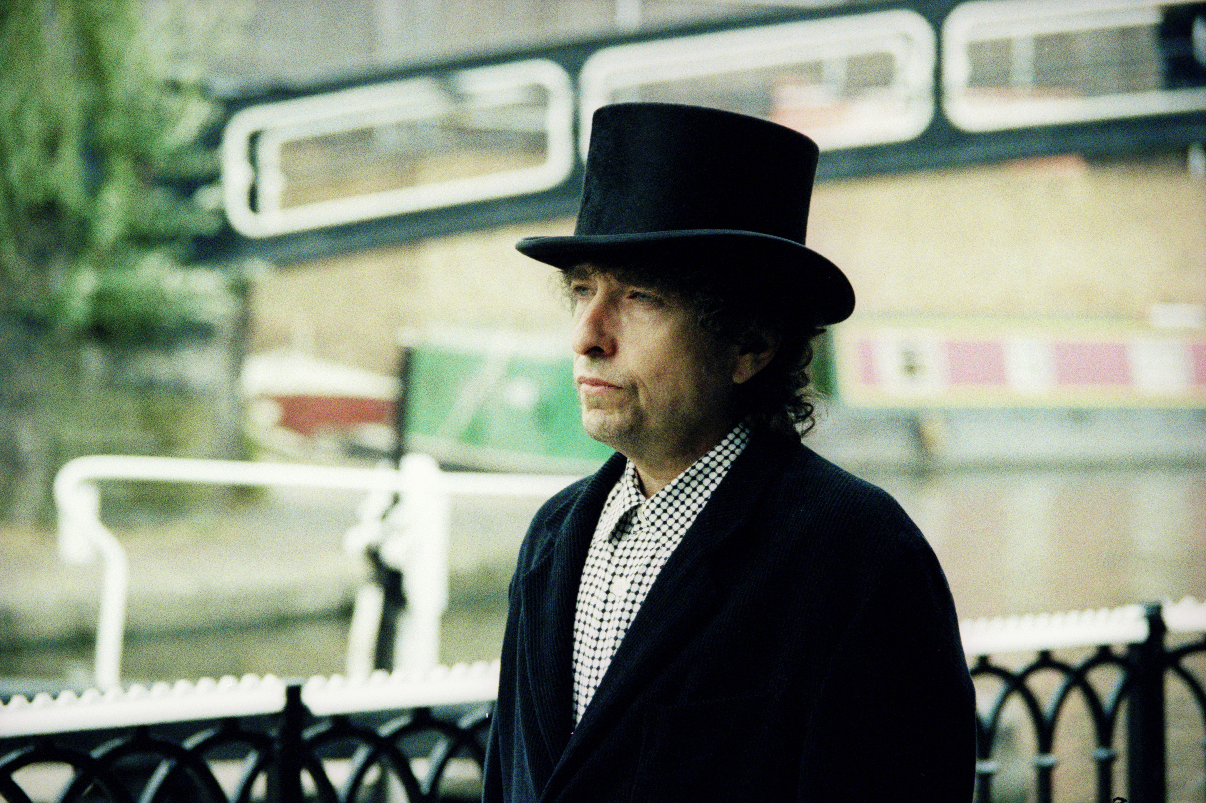 Bob Dylan con sombrero en la calle