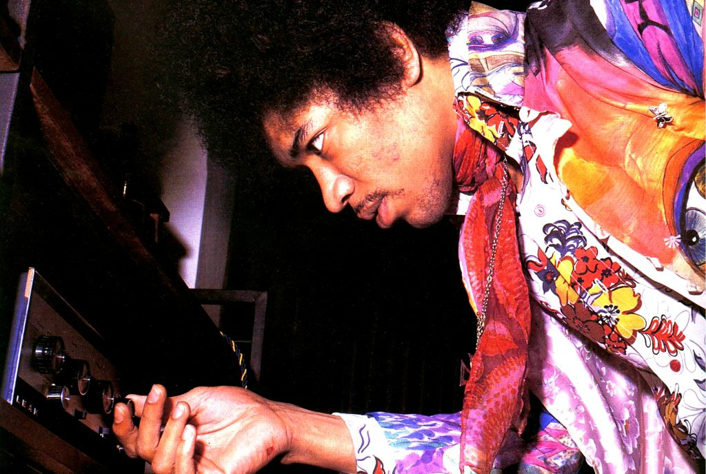Jimi Hendrix subiendo el volumen