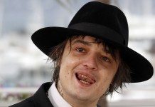 Pete Doherty con un sombrero negro, sonriendo