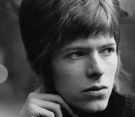 Primer plano de David Bowie en su juventud en blanco y negro.
