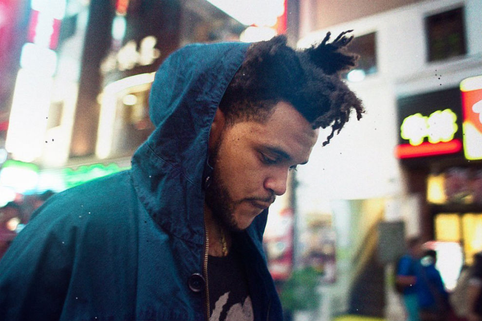 The Weeknd con capucha mirando abajo